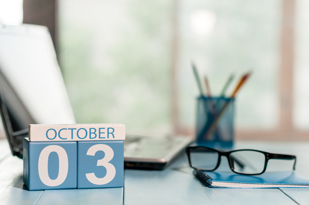 3 октября. День 3 месяца, календарь по страховому агенту на рабочем месте. Осеннее время. Пустое место для текста
 - Фото, изображение