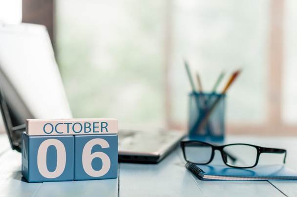 6 октября. День 6 месяца, календарь на рабочем месте. Осеннее время. Пустое место для текста
 - Фото, изображение