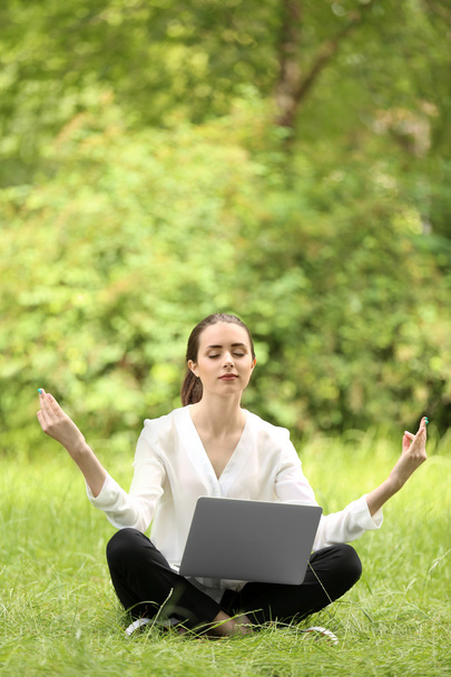 zakenvrouw met laptop ontspannen - Foto, afbeelding