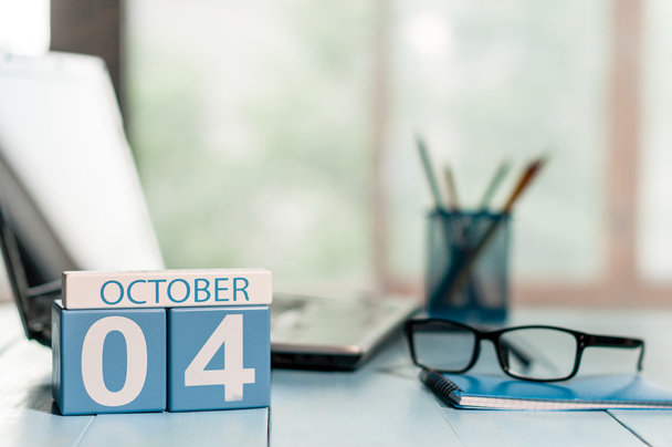 4 октября. День 4 месяца, календарь на рабочем месте адвоката. Осеннее время. Пустое место для текста
 - Фото, изображение