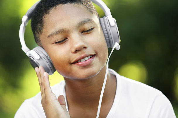 African American boy listening music - Φωτογραφία, εικόνα