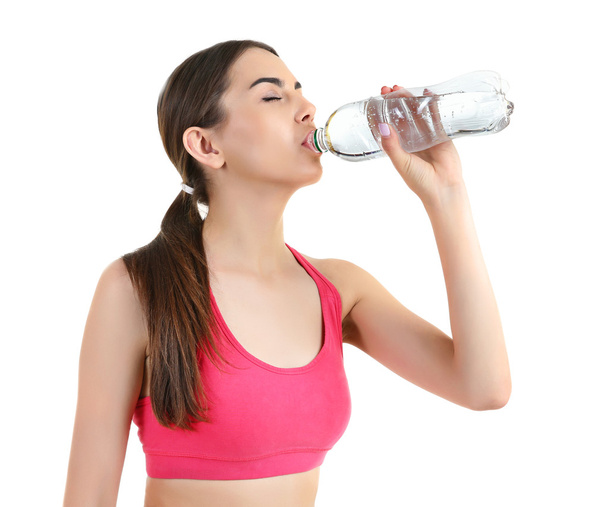 mujer joven bebiendo agua - Foto, Imagen