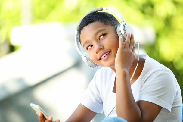 African American boy listening music - Foto, afbeelding