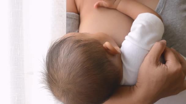 Anya szoptatás újszülött gyermekét mellett ablak - Felvétel, videó