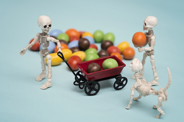 Skelet kinderen en chocolade snoep - Foto, afbeelding