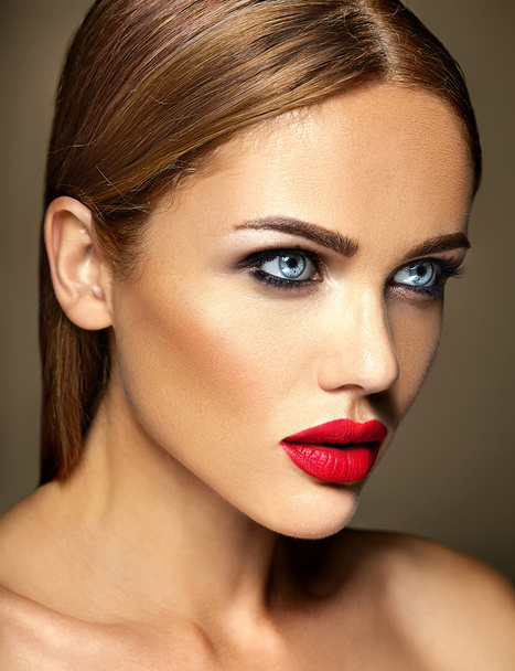 αισθησιακό αίγλη πορτρέτο της κυρίας μοντέλο όμορφη γυναίκα με φρέσκο καθημερινό μακιγιάζ με χρώμα κόκκινα χείλη και το πρόσωπο καθαρό, υγιές δέρμα - Φωτογραφία, εικόνα