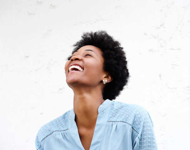 Jeune femme noire regardant loin et riant
 - Photo, image