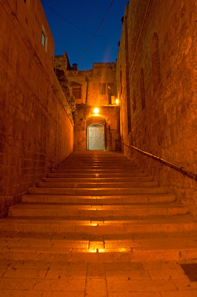 Єрусалим: ніч skyline та великий сходи поза церквою Святого Гробу Господнього - Фото, зображення