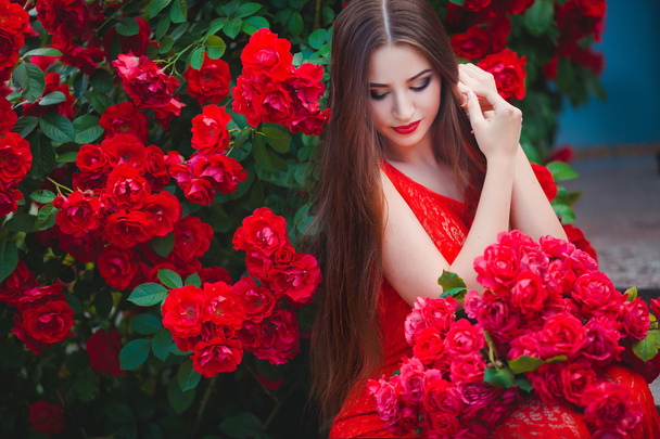 Belo retrato de sensual morena jovem perto de rosas vermelhas
 - Foto, Imagem
