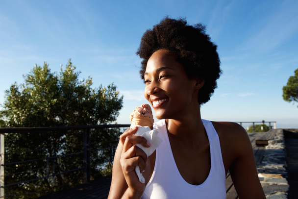 Kobiety aktywne, ciesząc się jeść lody  - Zdjęcie, obraz