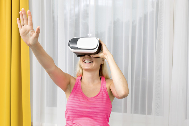 kobieta gra w wirtualnej rzeczywistości okulary - Zdjęcie, obraz