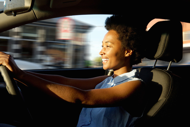 Jovem africana feliz dirigindo um carro
 - Foto, Imagem