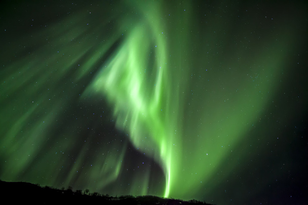 Erős világos zöld aurora északi fények mint hegyi - Fotó, kép
