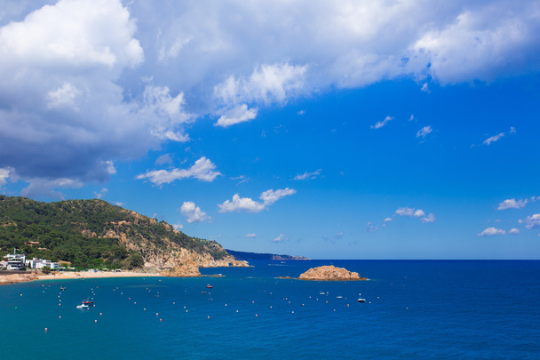 Paesaggio mediterraneo con rocce e cielo blu
 - Foto, immagini