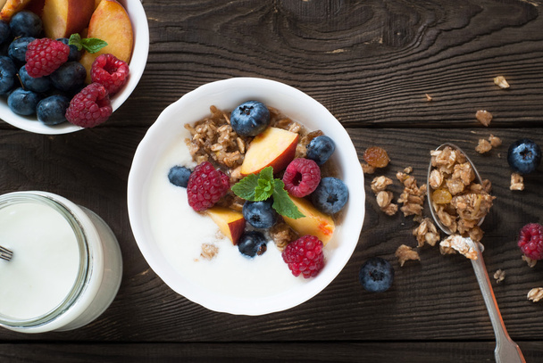 Joghurt, Granola, és a friss bogyós gyümölcsök - Fotó, kép