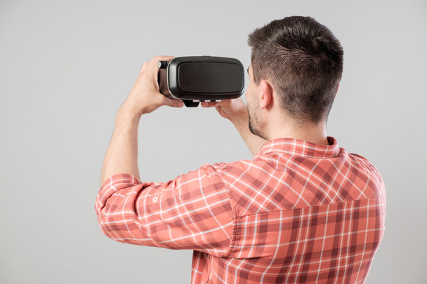 Man using virtual reality headset - Foto, immagini