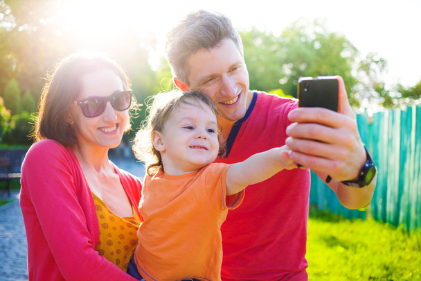 Joven y feliz familia tomando una selfie
. - Foto, Imagen