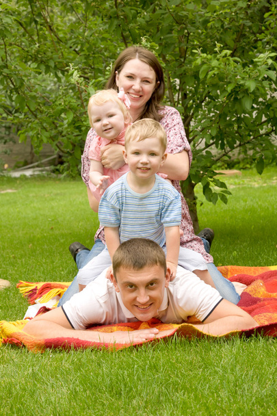 Счастливая семья - отец, мать, сын, маленькая дочь
 - Фото, изображение