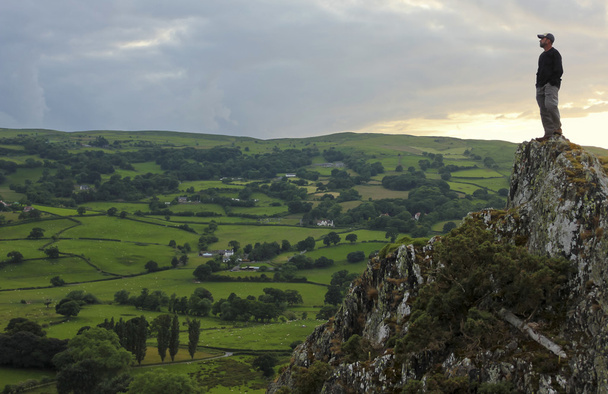 Człowiek stojący na walijskich Crag - Zdjęcie, obraz