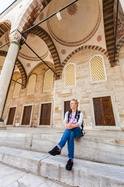 Traveller female sitting in the courtyard of the Mosque. - Foto, Bild