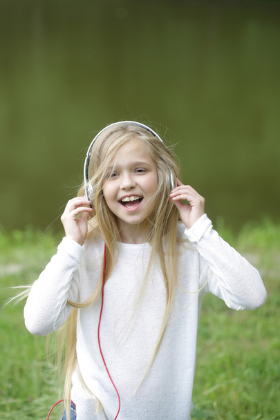 small girl in music hearphone - Valokuva, kuva