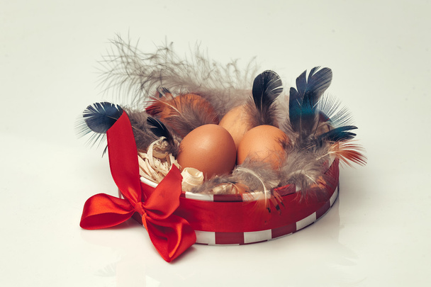 Huevos en caja redonda decorativa
 - Foto, Imagen