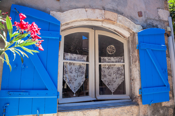 Ikkuna kukkia vanhassa talossa, Provence, Ranska
 - Valokuva, kuva