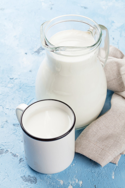 Jarra y taza de leche
 - Foto, imagen