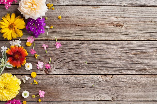 Gartenblumen über Holztisch - Foto, Bild