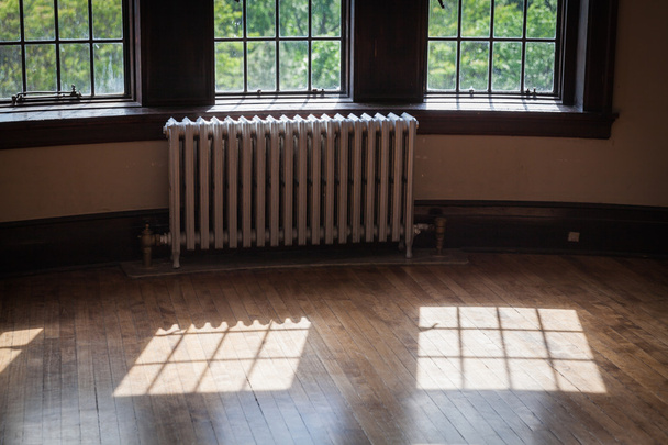 luz de janelas em um piso de madeira velho nas salas do castelo
 - Foto, Imagem