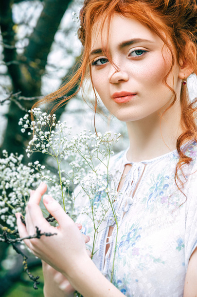 Porträt eines schönen rothaarigen Mädchens im Frühlingsgarten - Foto, Bild