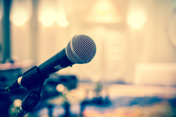 микрофон в конференц-зале  - Фото, изображение