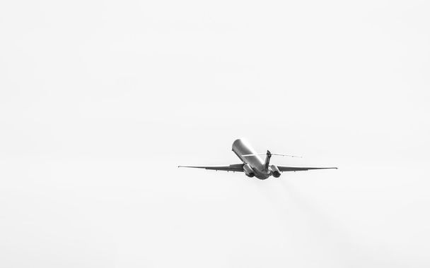 Sylwetka samolotu i bezchmurne niebo - Zdjęcie, obraz