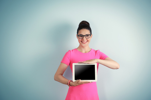 woman holding tablet - Фото, зображення