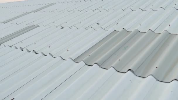 Dachówki tło zbliżenie metalowych dachówek - Materiał filmowy, wideo
