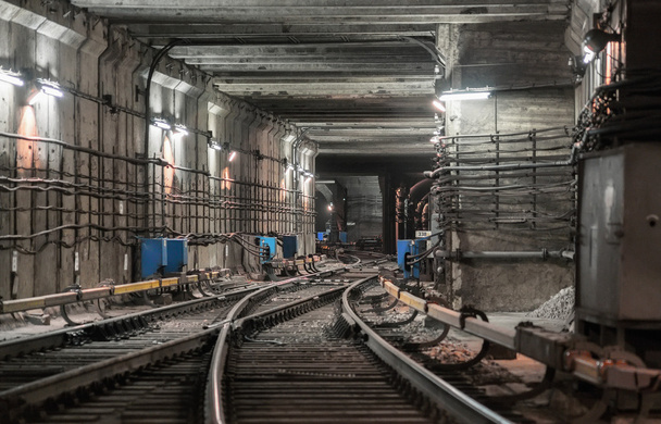 Železniční šipka v podzemním tunelu metra - Fotografie, Obrázek