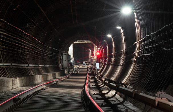 Незнакомцы на расстоянии тоннеля метро
 - Фото, изображение