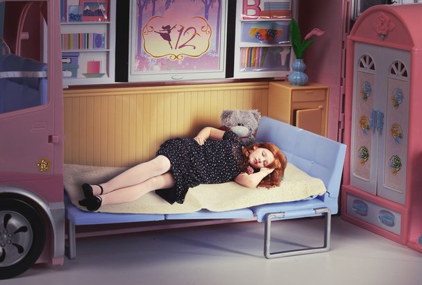 Redhead dziewczyna spania w łóżku, lalka - Zdjęcie, obraz