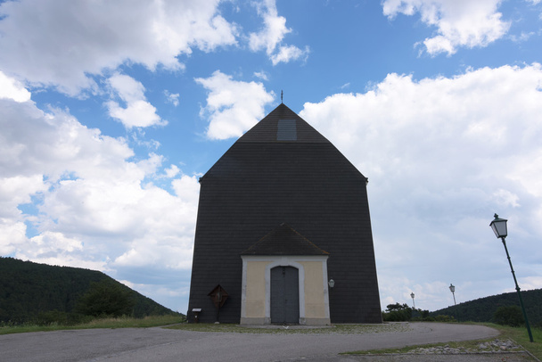 Grote kerk op de heuvel in Unterhoflein dorp - Foto, afbeelding