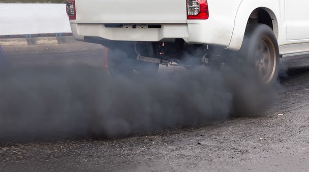 Contaminación atmosférica del tubo de escape del vehículo en carretera
 - Foto, imagen