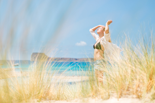 Mujer feliz libre disfrutando del sol en vacaciones
. - Foto, Imagen