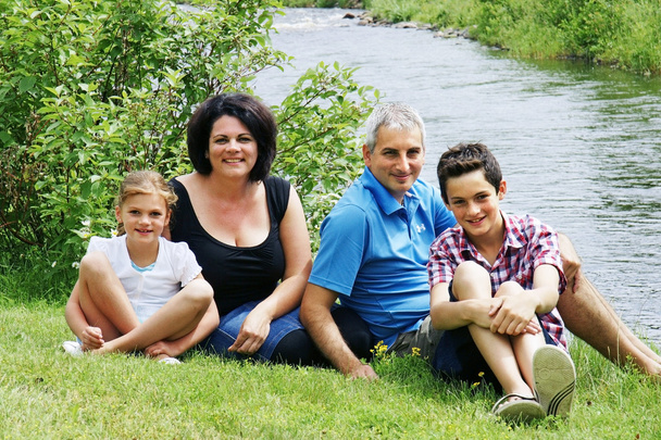 familie door de rivier - Foto, afbeelding