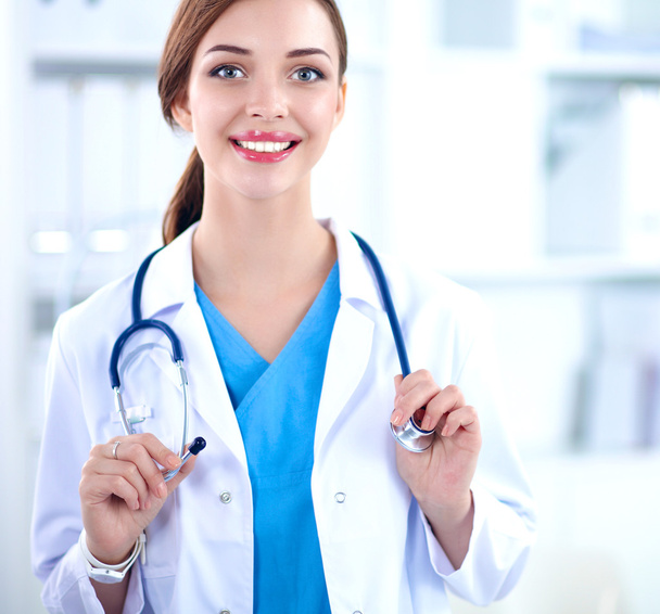 Портрет молодої жінки-лікаря з білим пальто, що стоїть в лікарні
 - Фото, зображення