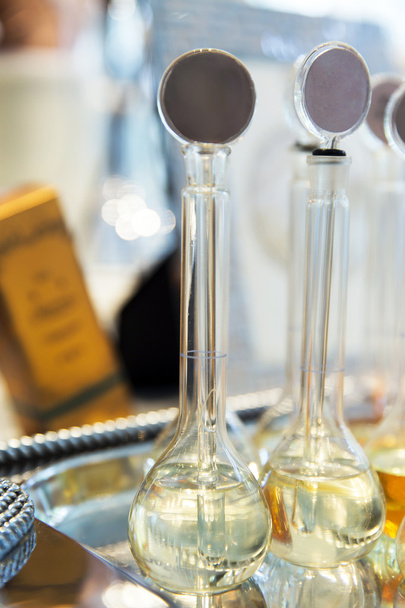 Skupina parfémů ve skleněných lahvích na stůl - Fotografie, Obrázek