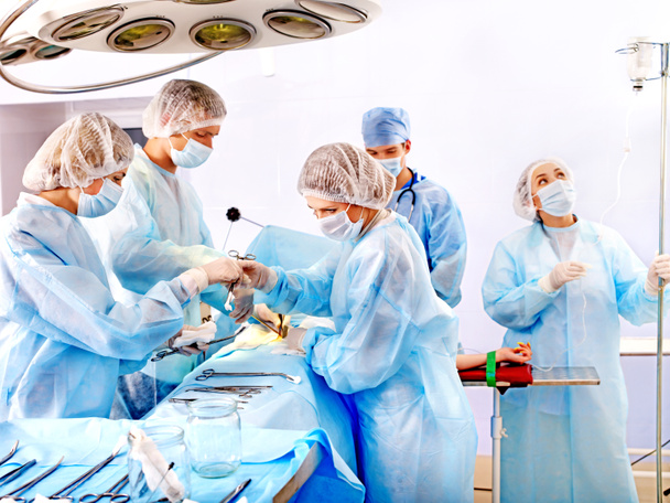 Хирург на работе в операционной. - Фото, изображение