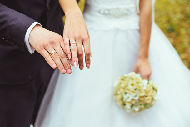 Le mani di coppia recentemente sposate con fedi nuziali - Foto, immagini