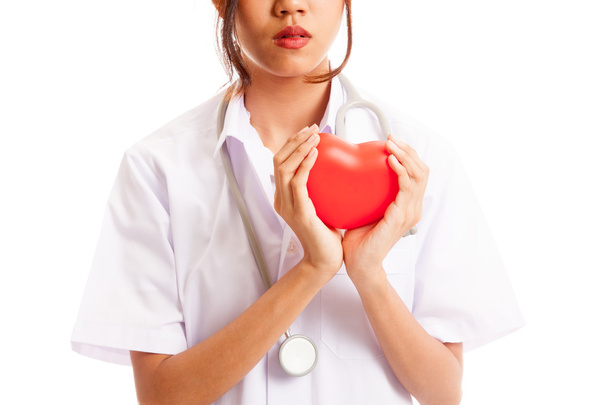 Gros plan de asiatique femme médecin tenir un coeur rouge et
 - Photo, image