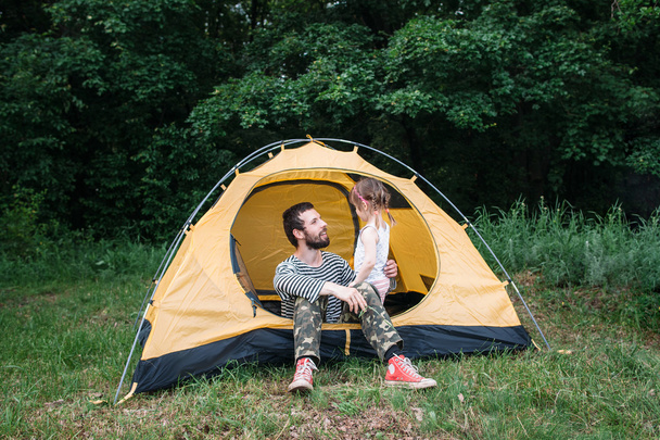 Dad and daughter family rest in forest - Foto, Imagem