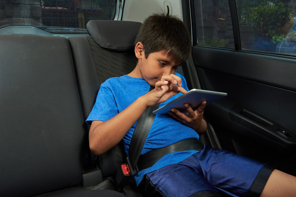 Kleiner Junge mit Tablet - Foto, Bild