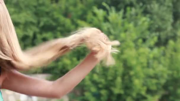 Cabello grueso blanco en una mano femenina sobre la naturaleza
 - Metraje, vídeo
